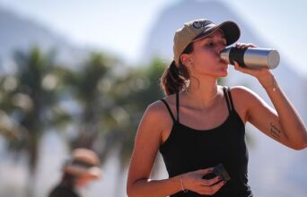 Έρευνα αποκαλύπτει ότι ακραίοι καύσωνες έχουν ήδη ξεπεράσει τα όρια αντοχής του ανθρώπινου σώματος, θέτοντας εκατομμύρια ανθρώπους σε θανάσιμο κίνδυνο.