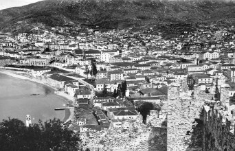 Καβάλα 1917. Ένα δάσος καπναποθηκών καταλαμβάνει το κέντρο της πόλης και συνεχίζει σκαρφαλώνοντας στα γύρω υψώματα. Συλλογή Bundersarchiv, Bild 104-2848