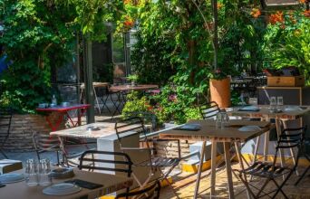 10 ανθισμένες αυλές στην Αθήνα για να πιάσεις τον Μάη