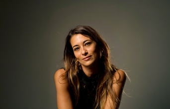 Η Μυρσίνη Αριστείδου μιλά για τη νέα ταινία της «Κράτα με», το βραβείο στο Sundance Film Festival και τη δύναμη του προσωπικού σινεμά.