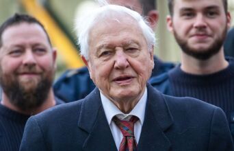 Ο Ντέιβιντ Ατένμπορο κλείνει σήμερα τα 100 του χρόνια και μοιράζεται το μυστικό της μακροζωίας του: Η σχεδόν χορτοφαγική δίαιτά του.