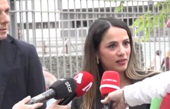 Στο Ειρηνοδικείο Αθηνών βρέθηκαν η Ευλαμπία Ρέβη και ο Γιώργος Κουρδής για την αγωγή που έχουν καταθέσει κατά του ΣΚΑΪ - Τι δήλωσαν οι νομικοί τους εκπρόσωποι.