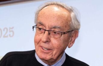 Πέθανε ο Δημήτρης Δασκαλόπουλος, μια από τις πιο επιφανείς μορφές της νεοελληνικής γραμματείας, αφήνοντας πίσω του πλούσιο έργο.