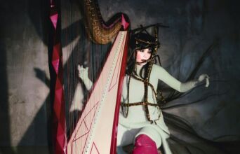 Η Björk εγκαινίασε την έκθεση «echolalia» στο Ρέικιαβικ, με έργα στη μνήμη της μητέρας της και μουσική από τον επόμενο δίσκο της.