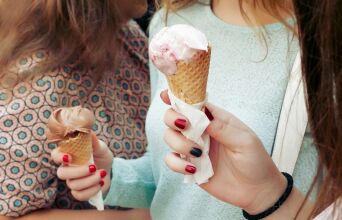 Γιατί παθαίνουμε «brain freeze» όταν τρώμε παγωτό - Το κόλπο για να σταματήσει πιο γρήγορα