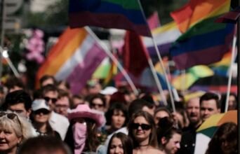 Πιο ορατοί, όχι πιο ασφαλείς: το παράδοξο των ΛΟΑΤΚΙ δικαιωμάτων στην Ευρώπη