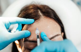 Πλαστικοί χειρουργοί αποκαλύπτουν τις αισθητικές επεμβάσεις που προκαλούν τα περισσότερα προβλήματα, από fillers και BBL μέχρι αφαίρεση παρειακού λίπους.