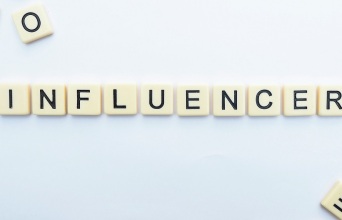 Influencing: Από την «Οικονομία της Προσοχής» στη δίνη της (ανούσιας) υπερέκθεσης