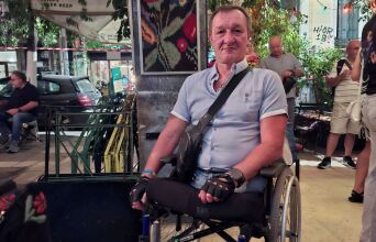 «Όσο χτυπάει η καρδιά, προχωράς»: Η ιστορία του Ουκρανού βετεράνου που έμαθε ξανά να περπατά στην Αθήνα