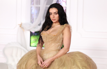 Η Charli XCX στην παγκόσμια πρεμιέρα του «Ανεμοδαρμένα Ύψη» 
