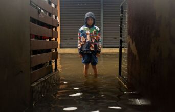 Έκθεση της Unicef κρούει τον κώδωνα του κινδύνου, καθώς ακραία καιρικά φαινόμενα πλήττουν τις υποδομές και απειλούν το μέλλον των παιδιών παγκοσμίως.