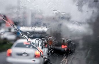 Αλλάζει ο καιρός: Πότε έρχεται κύμα καταιγίδων, βροχές και χαλάζι 