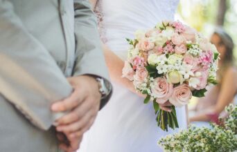 Κορωπί: Μεθυσμένη κουμπάρα φίλησε στο στόμα τον παπά την ώρα του μυστηρίου