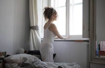 Γυναίκα μπροστά από παράθυρα εν μέσω καύσωνα