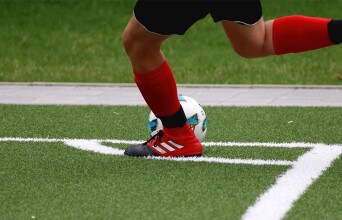 Ποδοσφαιριστής ετοιμάζεται να εκτελέσει κόρνερ