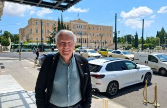 Στο σύμπαν του Δημήτρη Νανόπουλου: Να αυτοκτονήσω ή να φτιάξω καφέ;