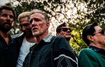 Οι Queens of the Stone Age κυκλοφόρησαν το «Easy Street», το πρώτο νέο τους single μετά το 2023, με συμμετοχή της Νίκι Λέιν και ένα ευφάνταστο βίντεο.