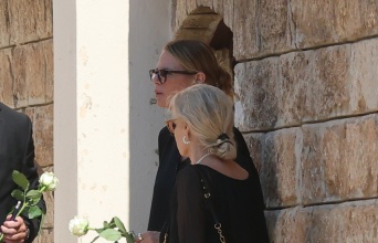 Κηδεία Λορέντζο Καριέρε: Συντετριμμένη, με ένα λευκό τριαντάφυλλο στο χέρι η Έλενα Κατραβά