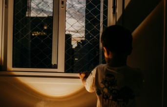 Το παιδί που κρατούσε το σπίτι όρθιο