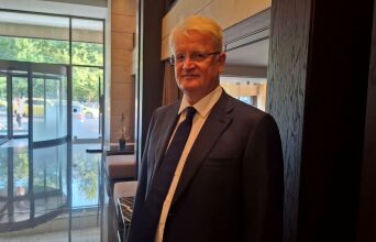 Ντίτερ Μπρόερινγκ: Ο χειρουργός που φέρνει τη ρομποτική επανάσταση στις μεταμοσχεύσεις ήπατος