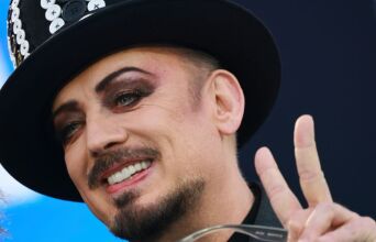 Ο Boy George κατηγορεί το Bandcamp ότι αφαίρεσε το τραγούδι του λόγω πίεσης αντισημιτών - Η πλατφόρμα υποστηρίζει πως παραβίασε την πολιτική περί AI
