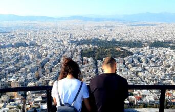 «Μένουν 6 ευρώ»: Γιατί η Αθήνα είναι μία από τις πιο δύσκολες πόλεις για να ζήσεις από τον μισθό σου 