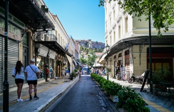 Ο Αύγουστος απομακρύνει από την πόλη ένα μεγάλο μέρος του συνηθισμένου της θορύβου. Στην ησυχία που μένει, μπορεί κανείς να ακούσει λίγο καλύτερα τον εαυτό του αλλά και όσα του λείπουν.