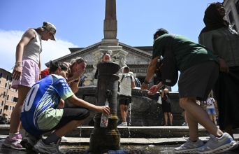 Πολίτες αναζητούν στιγμές δροσιάς σε βρύση σε κεντρικό σημείο της Ρώμης