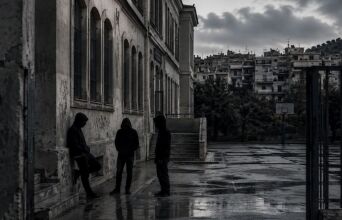 «Δεν μπορείς να κυκλοφορείς χωρίς μαχαίρι»: Μέσα στον κόσμο της εφηβικής βίας