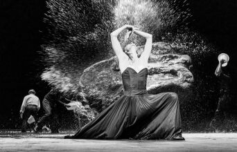 Vollmond (Full Moon), έργο της Pina Bausch, με τη Julie Anne Stanzak και το Ensemble.
