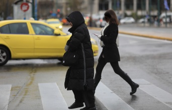 Πολίτες με βαριά ρούχα εν μέσω κρύου
