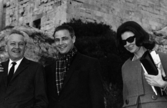 Ο Marlon Brando στην Αθήνα το 1965: Ο αμερικανός σταρ του κινηματογράφου επισκέπτεται την Ακρόπολη με τον εξόριστο τότε σκηνοθέτη του Hollywood Jules Dassin. Πίσω τους τα Προπύλαια της Ακρόπολης / (Photo by Keystone/Getty Images)