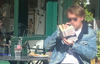 Σε βλέπω να διαβάζεις στον ήλιο