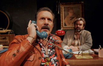 Ο Θανάσης Σαράντος σκηνοθετεί το έργο «Αμερικάνικος Βούβαλος» του David Mamet στο θέατρο Φούρνος. 