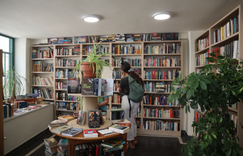 Το Book Garden στο Κουκάκι είναι το φιλανθρωπικό βιβλιοπωλείο της Αθήνας