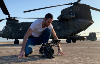 άνδρας και ελικόπτερο