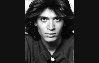 Το πορτέτο του Billy Bo, τραβηγμένο το 1977, είναι από το βιβλίο «33 χρόνια φωτογραφία» του Τάκη Διαμαντόπουλου, 1999, εκδ. Καστανιώτη