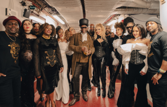 Jazzie B: Ο εμβληματικός αρχιτέκτονας του ήχου των Soul II Soul μιλά για τη μουσική ως εμπειρία ζωής, πριν τη συναυλία τους στο Sani Festival 2026.