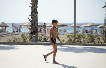 Τέλος οι βόλτες με μαγιό ή χωρίς μπλούζα: Πρόστιμα έως 200 ευρώ σε δημοφιλή προορισμό της Ιταλίας
