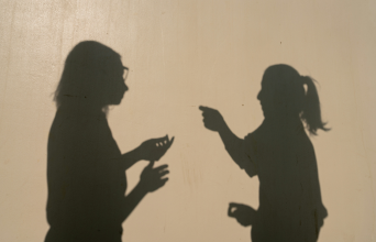 Γιατί γινόμαστε πιο νευρικοί όταν κάνει ζέστη – Τι συμβαίνει στον εγκέφαλο και το σώμα