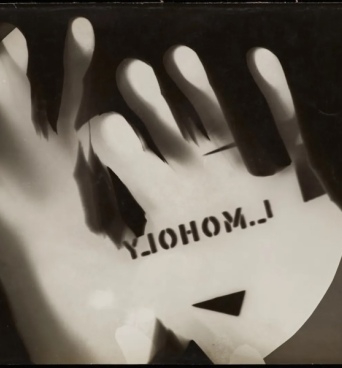 Laszlo Moholy-Nagy - Light Play: - Άτιτλο φωτόγραμμα (χέρια), 1925-1926. Εκθεσιακή εκτύπωση με την ευγενική παραχώρηση του Estate of László Moholy-Nagy Bauhaus στο λιμάνι