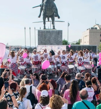 Pink Together: Η Θεσσαλονίκη γίνεται ένα «ροζ ποτάμι» αποδοχής και πρόληψης στη Νέα Παραλία