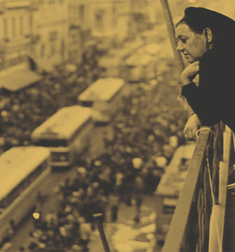 Πολτυτεχνείο 1973: Η Σοφία Βέμπο στο διαμέρισμά της επί της οδού Στουρνάρα, βλέπει από το μπαλκόνι της τα τανκς να εισβάλλουν στο εκπαιδευτικό ίδρυμα