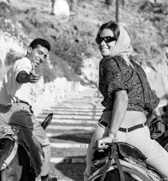 Στη «Σκάλα» από το λιμάνι προς τα Φηρά. Όλοι ήξεραν τι τραβάγανε τα γαϊδούρια και τα μουλάρια στη Σαντορίνη, κι αλλού οι μουλαράδες τα φοβέριζαν: «Άμα δε στρώσεις, θα σε στείλω στη Σαντορίνη»