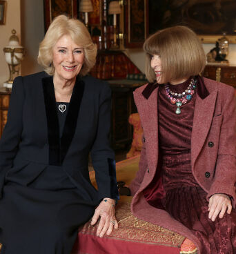 Λάμψη στο Λονδίνο: Η βασίλισσα Καμίλα και η Άννα Γουίντουρ ανοίγουν την Εβδομάδα Μόδας