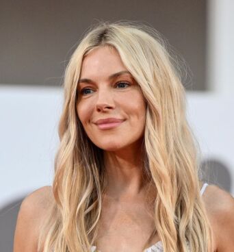 Σιένα Μίλερ για την εγκυμοσύνη στα 40+: «Οι άνδρες που κάνουν παιδιά στα 80 δεν κρίνονται»