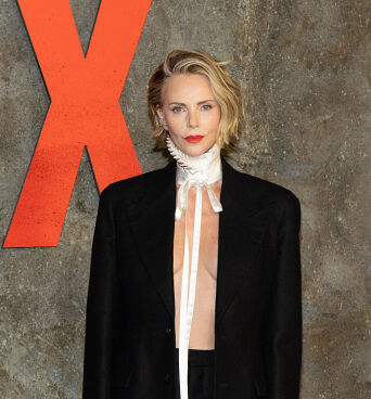 Η Σαρλίζ Θερόν και το «Le Droop» που γίνεται τάση στο κόκκινο χαλί