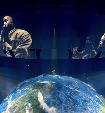Μοντέλο μηνύει τον Kanye West για εικονικό πνιγμό στα γυρίσματα του «In For The Kill»