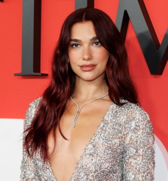 Αλβανία: Η Dua Lipa στηρίζει όσους διαδηλώνουν για το τουριστικό συγκρότημα της οικογένειας Τραμπ	