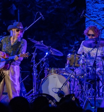 Οι Waterboys στον Λόφο της Σάνης: Επικοί, λυρικοί, αμετανόητα ροκ εν ρολ